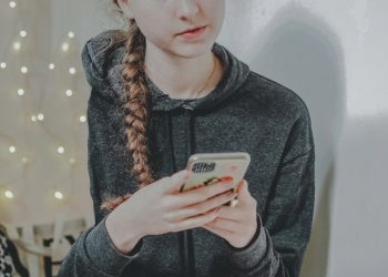 WhatsApp Isn’t ‘Just Messaging’: Why Parents Underestimate Group Chats in Year 7
