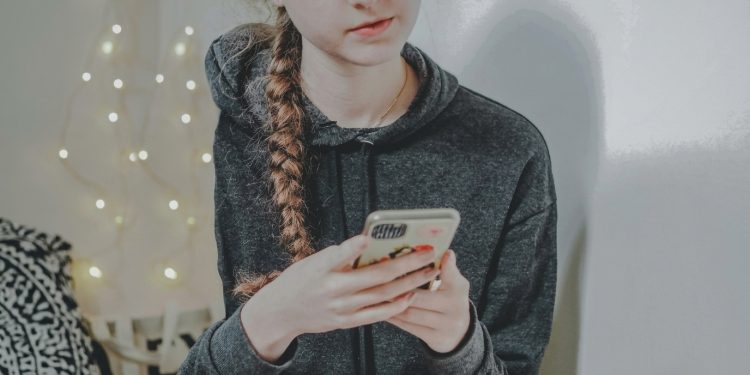 WhatsApp Isn’t ‘Just Messaging’: Why Parents Underestimate Group Chats in Year 7